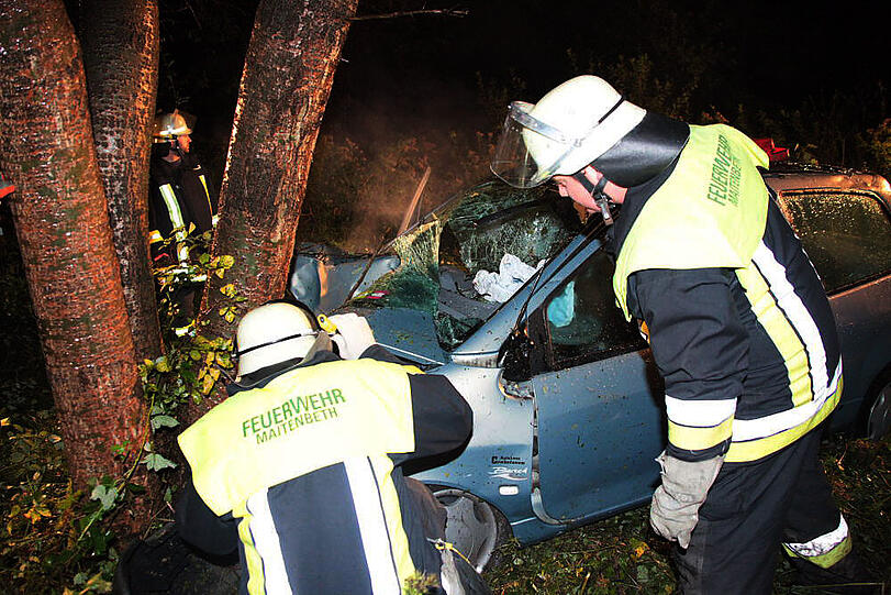 Heftiger Crash im Großhaager Forst: Ein 26-Jähriger kommt von der Fahrbahn ab und prallt gegen einen Baum