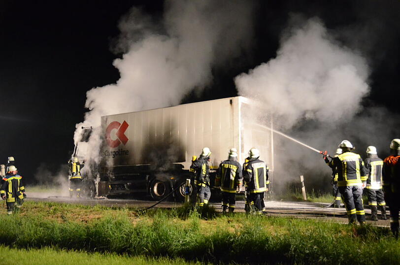 Als die Feuerwehr ankam um den Brand zu löschen, stand das Fahrzeug bereits vollständig in Flammen. Die Bilder von der Löschaktion.