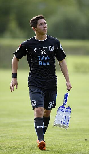 SIEGER:
Maximilian Wittek: Er ist wohl die Entdeckung der Vorbereitung: Spätestens mit seinem Distanz-Tor gegen Cardiff City hat der 18-Jährige eindrucksvoll seine Klasse bewiesen. Am Anfang der Saison wollte Trainer Ricardo Moniz unbedingt noch einen neuen Außenverteidiger haben. Jetzt ist er in der eigenen A-Jugend fündig geworden. Als &bdquo;fantastischen Fußballer&ldquo; beschreibt der Trainer seinen Shootingstar.