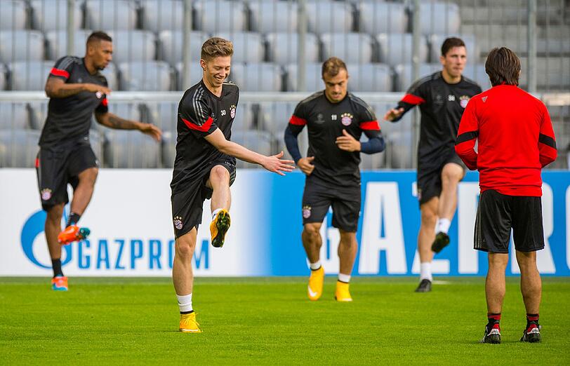 Der FC Bayern beim Abschlusstraining in der Allianz Arena. Mit dabei: Arjen Robben und Thiago.