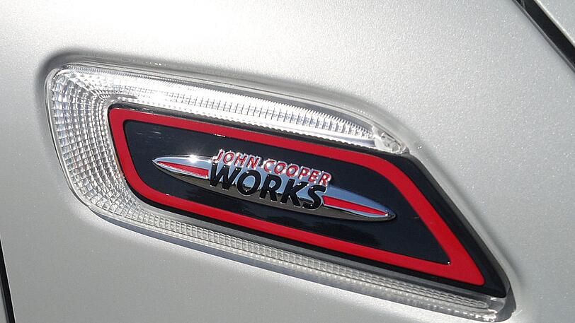 Die JCW-Logos hat Mini innen und außen auf dem Clubman verteilt.