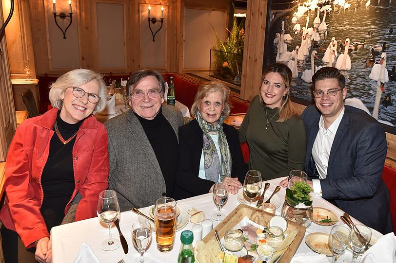 Elmar Wepper mit Frau Anita sowie Fuchsberger-Witwe Gundula mit Enkelsohn Julien und dessen Frau Nathalie