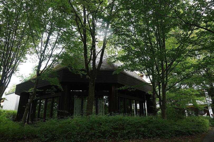 ... dahinter liegt die hölzerne Kapelle. Bürger wollen, dass sie bleibt.