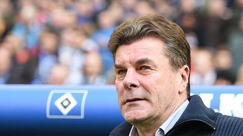 Nürnbergs Sportvorstand und ehemaliger Bundesliga-Trainer Dieter Hecking steht im Volksparkstadion.
