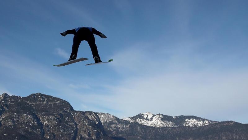 Karl Geiger in Aktion beim Probedurchgang auf der Großschanze in Garmisch-Partenkirchen.