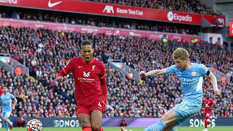 Kevin De Bruyne (r) von Manchester City beim Abschluss.