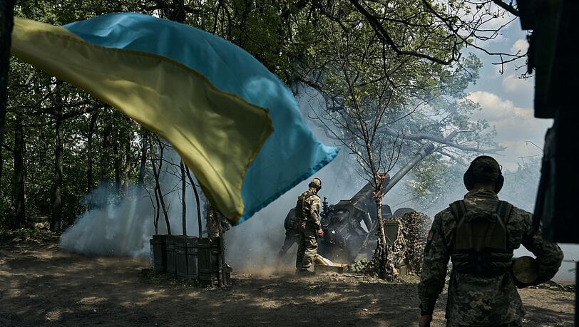 Ukrainische Soldaten feuern eine Kanone in der Nähe von Bachmut ab.