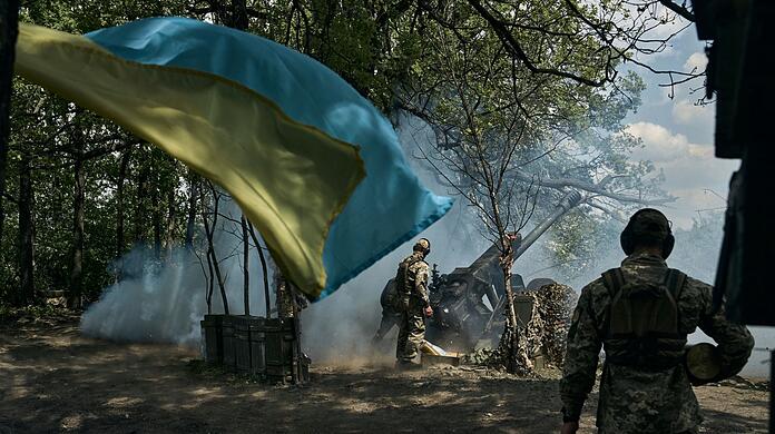 Ukrainische Soldaten feuern eine Kanone in der Nähe von Bachmut ab.