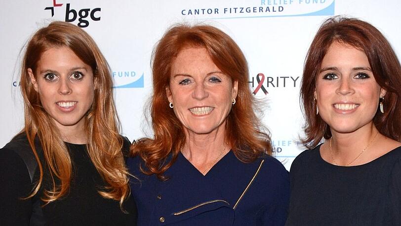 Prinzessin Beatrice (l.) mit ihrer Mutter Sarah Ferguson, Herzogin von York, und ihrer Schwester Prinzessin Eugenie bei einem Charity-Event.