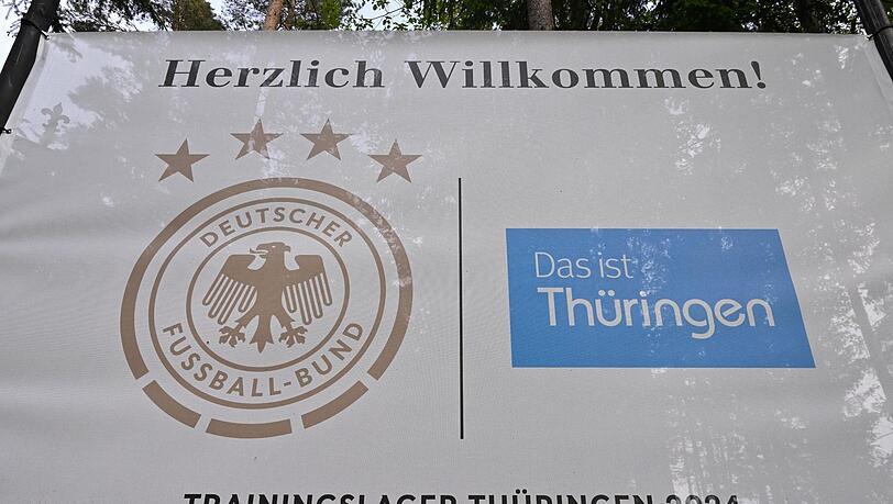 Ein Banner mit dem DFB-Logo und der Aufschrift „Trainingslager Thüringen 2024“ hängt an der Einfahrt zum Spa & Golf Resort Weimarer Land.