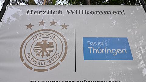 Ein Banner mit dem DFB-Logo und der Aufschrift „Trainingslager Thüringen 2024“ hängt an der Einfahrt zum Spa & Golf Resort Weimarer Land.