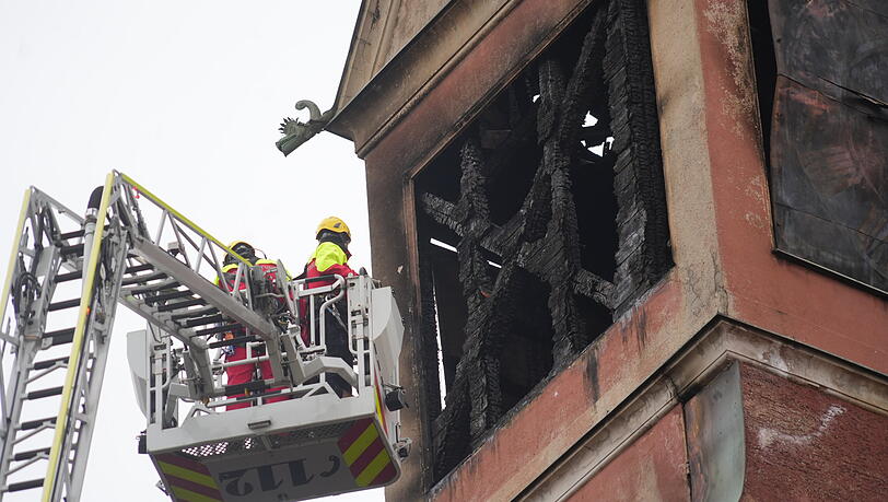 Am Glockenturm des abgebrannten Vincentinums herrscht Absturzgefahr. Die Feuerwehr sichert den Turm.