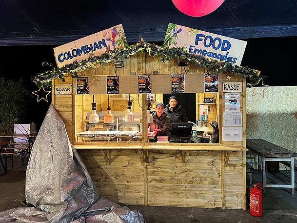 Monica und Daniel verkaufen in diesem Jahr ihre kolumbianischen Schmankerl im Esszimmer-Zelt.