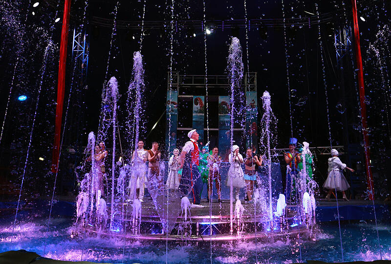 Es pl&auml;tschert, rieselt und prasselt beim gro&szlig;en Finale, bei dem sich alle K&uuml;nstler den verdienten Schlussapplaus abholen.