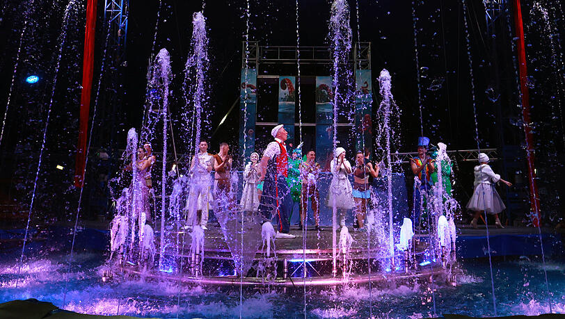 Es pl&auml;tschert, rieselt und prasselt beim gro&szlig;en Finale, bei dem sich alle K&uuml;nstler den verdienten Schlussapplaus abholen.