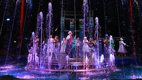 Es pl&auml;tschert, rieselt und prasselt beim gro&szlig;en Finale, bei dem sich alle K&uuml;nstler den verdienten Schlussapplaus abholen.