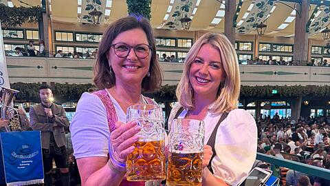 Hoher Besuch in der Br&auml;urosl: Bayerns Landtagspr&auml;sidentin Ilse Aigner, die protokollarisch das h&ouml;chste Amt im Freistaat Bayern bekleidet, mit Wiesn-Wirtin Franziska Reichert.