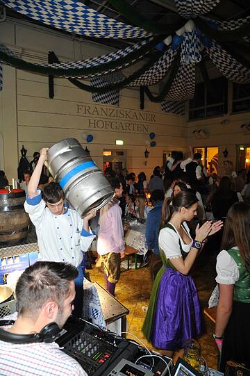 "Ozapft is'" - sehen Sie hier die Bilder der Wiesn-Halbzeitsause im Franziskaner...