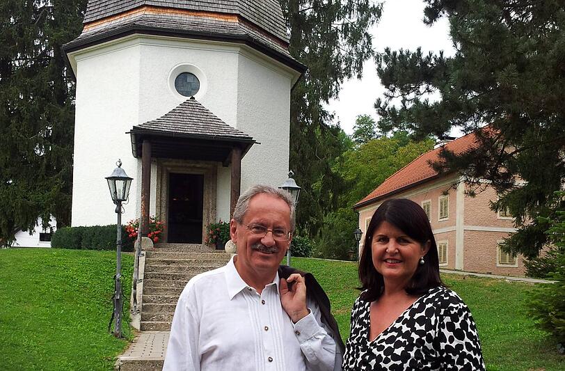 Malerisch, aber vom Symbolcharakter her eher unglücklich: Ude und SPÖ-Frau Gabi Burgstaller an der Stille-Nacht-Kapelle.