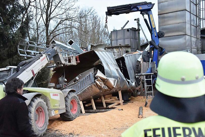 Das Silo ist aus noch ungeklärter Ursache umgekippt und hat einen Mann unter sich begraben.