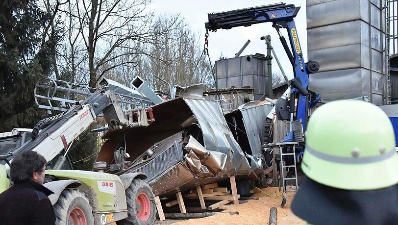 Das Silo ist aus noch ungeklärter Ursache umgekippt und hat einen Mann unter sich begraben. Das Silo ist aus noch ungeklärter Ursache umgekippt und hat einen Mann unter sich begraben.