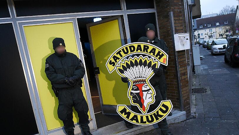 Durchsuchung bei Satudarah MC: Die Razzia fand auch in Bayern statt. Die Bilder... Durchsuchung bei Satudarah MC: Die Razzia fand auch in Bayern statt. Die Bilder...