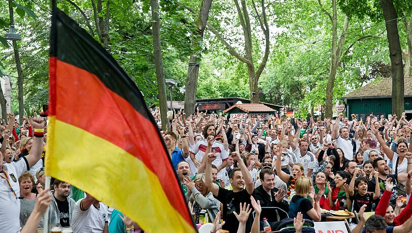 Grund zum Jubeln: Für das Spiel am Donnerstagabend gibt es solide 20 Grad. Grund zum Jubeln: Für das Spiel am Donnerstagabend gibt es solide 20 Grad.