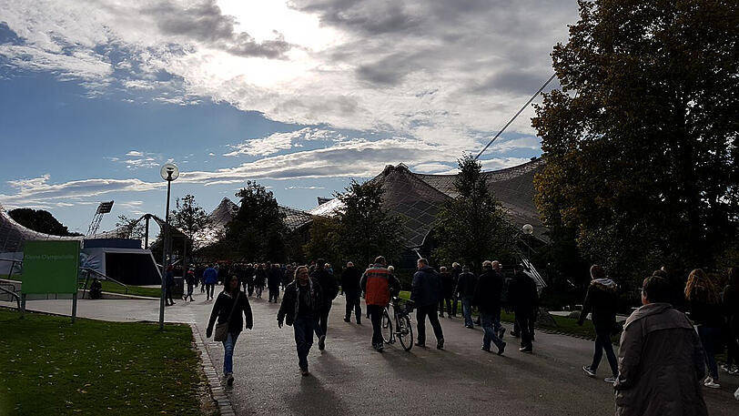 Das Warten auf die alten Herren. Vor Beginn des Konzerts der Rolling Stones in München stehen Fans vor dem Olympiastadion.