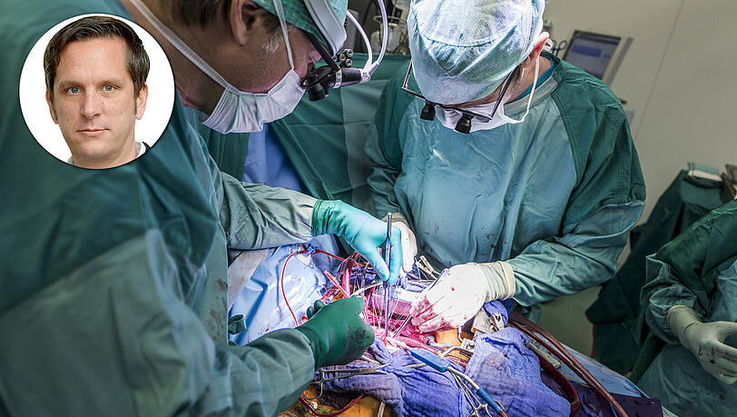 Zwei Chirurgen führen eine Operation am offenen Herzen durch. Zwei Chirurgen führen eine Operation am offenen Herzen durch.