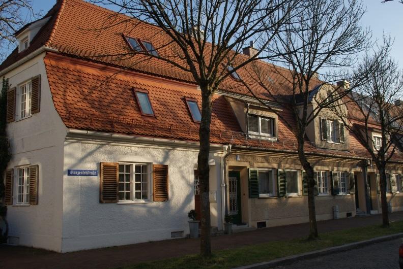 Eine Ausstellung in der Stadtbibliothek Laim vergleicht die drei Stadtteil-Nachbarn Laim, Hadern und Sendling.