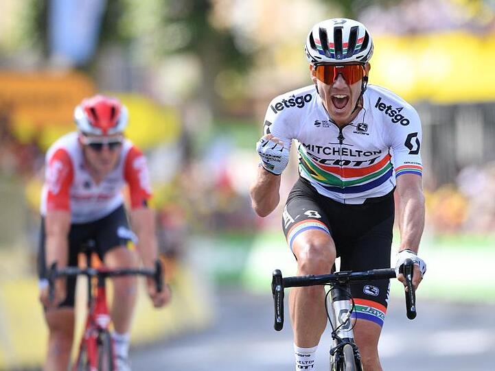 Der Südafrikaner Daryl Impey (r) jubelt kurz vor der Ziellinie. Links der Belgier Tiesj Benoot.