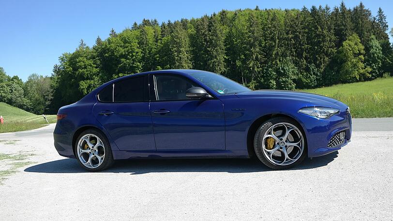 Gelungene Linienführung: Die Alfa Romeo Giulia macht auch in der Seitenansicht etwas her.