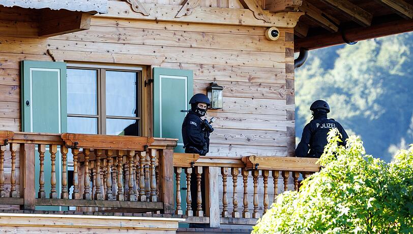 Maskierte Polizisten stehen auf dem Balkon von einem Haus Usmanows. Maskierte Polizisten stehen auf dem Balkon von einem Haus Usmanows.