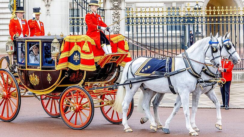 "Tyrone mit seinem Neffen, Holyrood, bei Trooping the Colour 2024", schreibt der Palast zu diesem Foto im Post.