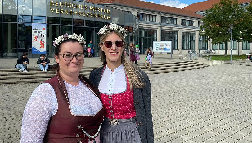 Grundschullehrerin Lisa Hiemisch und Lehrbegleitung Annabel Stelzer.