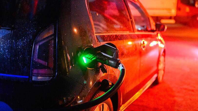 Nach der Streichung der Elektroauto-Kaufprämie Ende 2023 brachen die Verkaufszahlen von Elektrofahrzeugen an private Autofahrer ein; diese Phase ist laut HUK Coburg beendet. (Symbolbild)