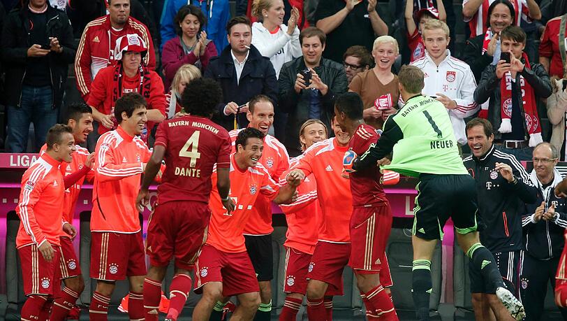 Mit 6:1 gegen Stuttgart verteidigt der FC Bayern die Tabellenführung verteidigt - und legt den besten Saisonstart seit fünf Jahren hin. Die Bilder vom Spiel Mit 6:1 gegen Stuttgart verteidigt der FC Bayern die Tabellenführung verteidigt - und legt den besten Saisonstart seit fünf Jahren hin. Die Bilder vom Spiel