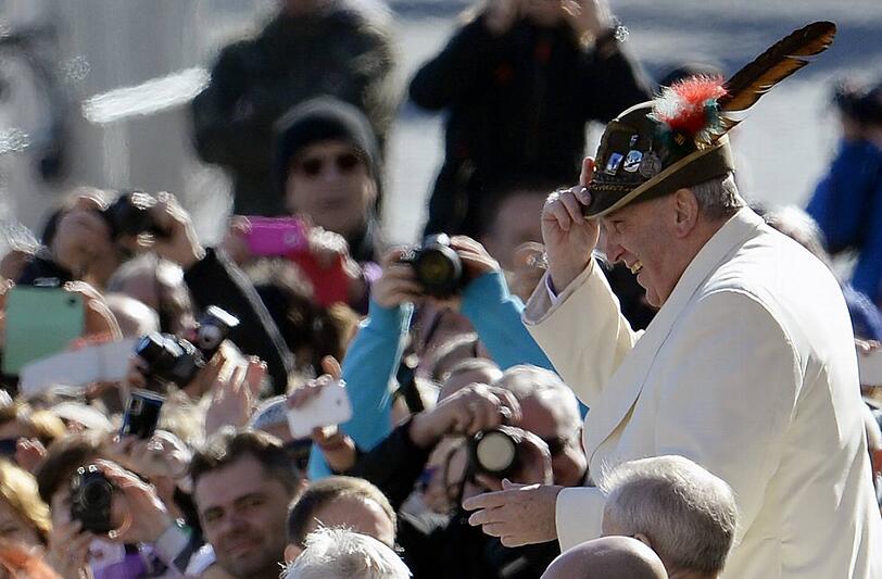 Mal kurz den Hut tauschen: Papst Franziskus bei der Generalaudienz auf dem Petersplatz.