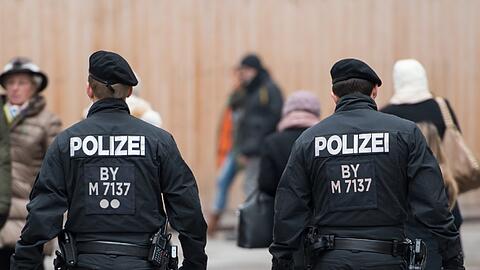 Nach dem Terroralarm in der Silvesternacht in München fahndet die Polizei weiter nach angeblichen potenziellen Attentätern aus Syrien und dem Irak.