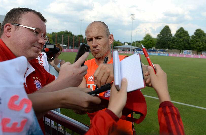 Nach dem Training schreiben die Bayern-Stars noch Autogramme für ihre Fans.