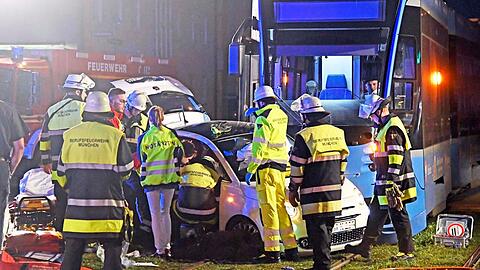 In Laim kam es am Mittwochabend zu einem heftigen Verkehrsunfall. Die Bilder des Einsatzes sehen Sie in unserer Bilderstrecke!