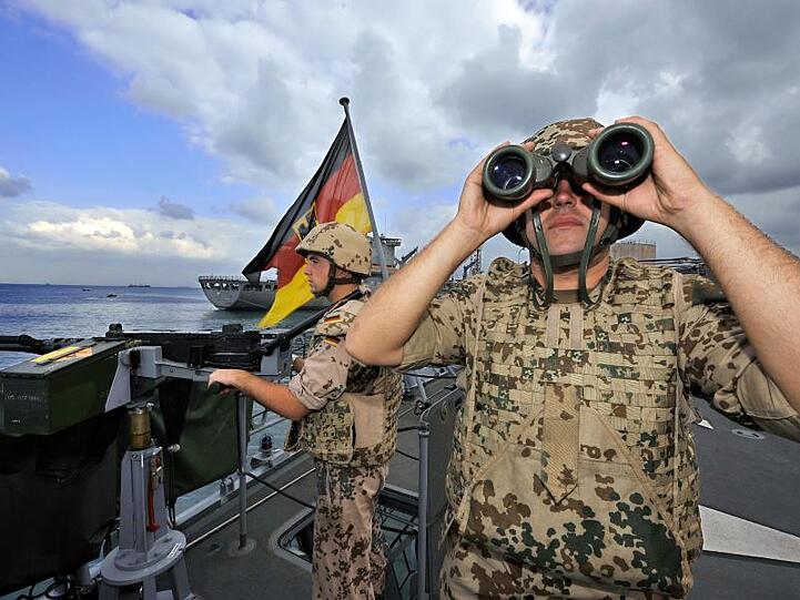 Deutsche Marine-Soldaten halten an Bord der Fregatte "Karlsruhe" Wache. Die USA haben Deutschland gebeten, sich an der Sicherung des Handelsverkehrs in der Straße von Hormus zu beteiligen.