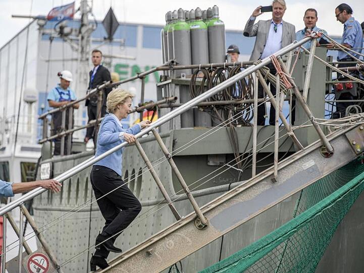 Geschafft nach mehr als drei Jahren im Dock: Verteidigungsministerin Ursula von der Leyen betritt die "Gorch Fock".