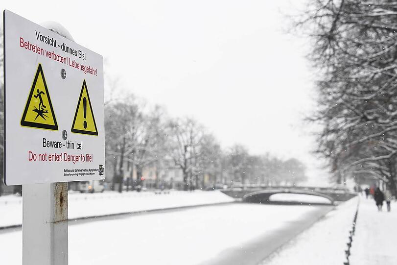 Warnschilder weisen am Schlosskanal auf die Einbruchgefahr hin.