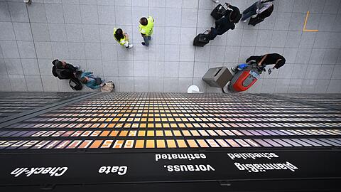 Auf der Anzeigentafel am M&uuml;nchner Flughafen stehen heute viele annullierte Fl&uuml;ge. (Symbolbild)