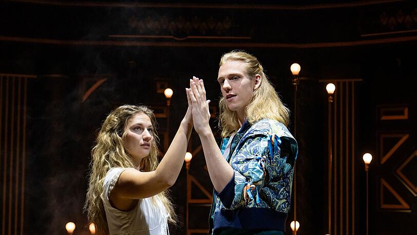 Gro&szlig;e Gef&uuml;hle auf der B&uuml;hne: &bdquo;Romeo & Julia &ndash; Liebe ist alles&ldquo; bringt Shakespeares Klassiker als modernes Musical auf die B&uuml;hne.