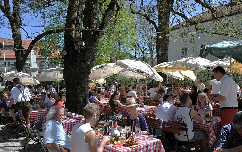 Hier kann man&rsquo;s gut aushalten: der Biergarten von Liebhard&rsquo;s Bräustüberl lockt traditionell ein gemischtes Publikum an.
