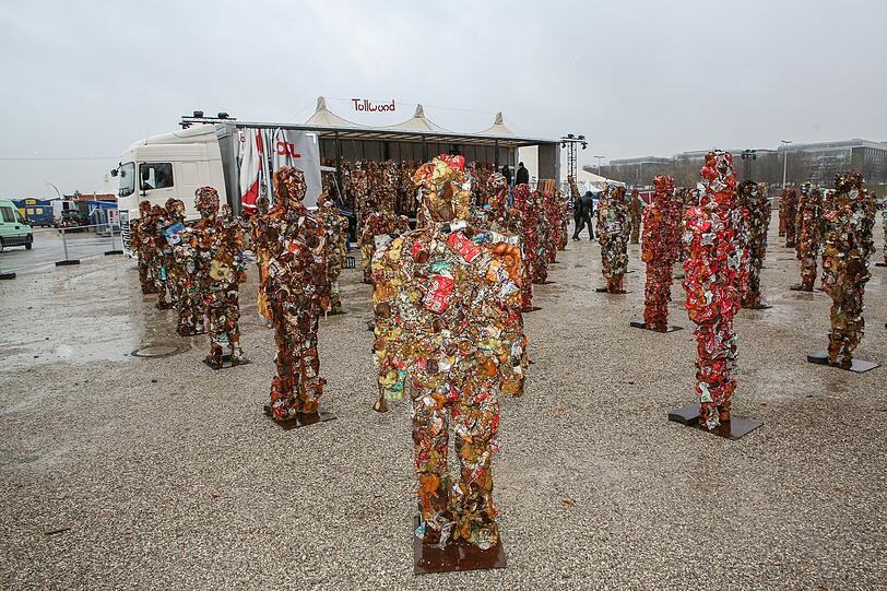 Fotoshooting mit dem Künstler HA Schult,dessen Installation "Trash People", ab 24. November auf dem Festivalgelände des Tollwood-Winterfestivals zu sehen ist.