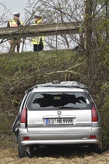 Erst nach 30 Metern kommt der Wagen zum stehen. Die Bilder vom spektakulären Unfall.