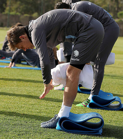 Bevor es zum Ausflug nach Lissabon ging, schufteten die Löwen nochmal im Training. Acht mehr oder weniger angeschlagene Spieler fehlten dabei. Beim Fußball-Tennis triumphierte wie am Vortag das Team um Ivica Olic - mit Romuald Lacazette, Daylon Claasen, Maximilian Wittek und dem ekstatisch mit Wasserflaschen-Pokal feiernden Sebastian Boenisch.